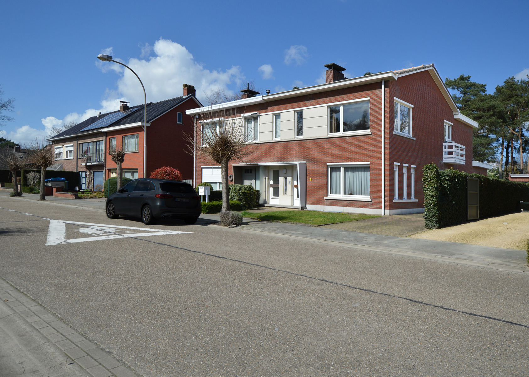 GELIJKVLOERS APPARTEMENT MET GARAGE EN TUIN - foto 1
