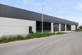 Ontdek het gloednieuwe KMO-project Gruuthuse in Oostkamp.<br /><br />Dit modern bedrijvenproject bevindt zich op een strategische locatie in het hart van West-Vlaanderen. <br />De laatste afwerkingswerken zijn volop aan de gang. <br />Ideaal voor ondernemingen die nood hebben aan extra ruimte of op zoek zijn naar een interessante investering.<br />De kmo-units in Oostkamp bevinden zich op een uitstekende locatie in de nabijheid van de grote steden zoals Brugge en Gent , waardoor ze kunnen bijdragen aan een bloeiende economische omgeving die tal van zakelijke kansen bieden.<br /><br /><br />Troeven: <br />* Toplocatie nabij Brugge en Gent - vlotte verbinding met de E40 en E403 <br />*Duurzame BEN gebouwen <br />*Casco oplevering met een oppervlakte van 778,89 m² <br />*Mogelijkheid tot diverse optiepakketten<br />*4 parkeerplaatsen<br />*Industriële, gepolierde gewapende betonvloer<br />*Lichtstraat in meerwandige polycarbonaatplaten met aluminium profielen<br />*Aluminium schrijnwerk met elektronische sectionale poort<br /><br />Onmiddellijk beschikbaar of beschikbaar op zeer korte termijn!<br /><br />Interesse?<br />Contacteer Simon via 0498 12 37 08 of mail naar simon@vicusvastgoed.be