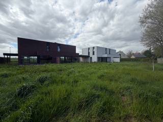 In het rustige Vinkt, vindt u deze nieuwbouwwoning. De woning bevindt zich op het einde van een doodlopende straat, is landelijk gelegen, doch nabij de dorpskern van Vinkt en slechts op 10min van centrum Deinze.<br /><br />De woning is voorzien van een inkomhal met gastentoilet, lichtrijke leefruimte met open keuken en berging palend aan de keuken. Op de verdieping bevinden zich 3 slaapkamers, apart toilet, badkamer met inloopdouche, ligbad en dubbele lavabo en een berging. Elke woning heeft een tuin met terras waar u kan genieten van een prachtig verzicht. Daarnaast is er ook nog een carport aanwezig.<br /><br />De woning is voorzien van de modernste technieken: vloerverwarming, warmtepomp, zonnepanelen, groendak.<br /><br />Wenst u na een drukke werkdag echt thuiskomen waar rust en genieten primeert, dan is deze woning zeker iets voor u!<br /><br />Aarzel niet ons te contacteren voor meer info of een plaatsbezoek.