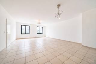 Ruim appartement van 115 m² gelegen in Sint-Agatha-Berchem, dichtbij alle voorzieningen zoals winkels, openbaar vervoer en scholen. Gelegen op de 4e verdieping van een goed onderhouden gebouw, bestaat het uit een inkomhal, een apart toilet, een berging, een volledig uitgeruste keuken en een ruime woon- en eetkamer met veel lichtinval. Het nachtgedeelte omvat twee comfortabele slaapkamers, een badkamer en een wasruimte. Een kelder maakt het geheel compleet. EPC: D. Elektrische installatie conform. Zeker een bezoek waard.