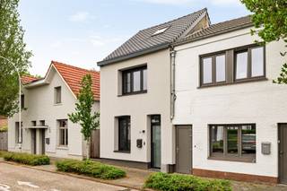 <p><span>Bent u op zoek naar een instapklare woning waar comfort, ruimte en charme perfect samenkomen? Dan zal deze recent gerenoveerde rijwoning u ongetwijfeld weten te bekoren. Deze verzorgde woning in 2024 volledig vernieuwd en biedt een ideale combinatie van hedendaags wooncomfort, praktische indeling en een aangename buitenruimte. Dankzij de doordachte renovaties is deze woning onmiddellijk bewoonbaar en perfect geschikt voor gezinnen, koppels of starters die op zoek zijn naar een duurzame en aantrekkelijke eigendom.</span></p><p><span>Bij het betreden van de woning komt u terecht in een verzorgde inkomhal die toegang geeft tot de gezellige leefruimte. De lichtrijke woonkamer van 29 m² vormt zonder twijfel het hart van de woning. Hier geniet u van een warme en huiselijke sfeer, met voldoende plaats voor zowel een comfortabele zithoek als een ruime eetplaats. Dankzij de aangename lichtinval voelt deze ruimte bijzonder open en uitnodigend aan. Het is de ideale plek om te ontspannen na een drukke werkdag of om gezellige momenten door te brengen met familie en vrienden.</span></p><p><span>Aansluitend bevindt zich de moderne keuken van Dovy, een kwalitatieve en stijlvolle keuken die functionaliteit en design moeiteloos combineert. De keuken is praktisch ingericht en voorzien van voldoende werk- en bergruimte, waardoor koken hier een waar plezier wordt. Of u nu snel een ontbijt klaarmaakt of uitgebreid kookt voor gasten, deze keuken biedt alle comfort en gebruiksgemak dat u verwacht.</span></p><p><span>Op de verdiepingen beschikt de woning over 3 volwaardige slaapkamers. Elke kamer biedt tal van mogelijkheden en kan perfect ingericht worden als master bedroom, kinderkamer, bureau of hobbyruimte. Dankzij de slimme indeling zijn de kamers optimaal benut en geniet u overal van een aangenaam ruimtegevoel. Dit maakt de woning bijzonder geschikt voor gezinnen of voor wie extra kamers wenst voor thuiswerk of logees.</span></p><p><span>Een absolute meerwaarde van deze eigendom is zonder twijfel de uitzonderlijk ruime tuin van 320 m². In een rijwoning is een dergelijke buitenruimte zeldzaam en bijzonder gegeerd. De tuin biedt talloze mogelijkheden: een terras aanleggen, een speelzone voor kinderen creëren, een moestuin starten of gewoon genieten van rust en privacy in het groen. Tijdens zonnige dagen wordt dit ongetwijfeld een favoriete plek om te ontspannen, barbecueën of gezellig samen te komen met vrienden en familie.</span></p><p><span>Ook op praktisch vlak scoort deze woning uitstekend. Dankzij de recente renovatie geniet u van een eigendom die met zorg werd aangepakt, waardoor u zich geen zorgen hoeft te maken over onmiddellijke werken. U kan hier zonder zorgen intrekken en meteen beginnen genieten van uw nieuwe thuis.</span></p><p><span>Bovendien combineert deze woning bereikbaarheid en rust, wat een uitermate interessante combinatie geeft.</span></p><p><span>Troeven van deze woning:</span></p><ul><li><span>Recent gerenoveerde rijwoning </span></li><li><span>Instapklaar en verzorgd afgewerkt </span></li><li><span>Gezellige woonkamer van 29 m² </span></li><li><span>Moderne en kwalitatieve keuken </span></li><li><span>3 volwaardige slaapkamers </span></li><li><span>Uitzonderlijke tuin van 320 m² </span></li><li><span>Aangename combinatie van ruimte, comfort en buitenleven </span></li></ul><p><span> </span></p><p><span>Kortom, deze woning is een unieke kans voor wie op zoek is naar een instapklare en smaakvol gerenoveerde rijwoning met veel leefruimte én een uitzonderlijk grote tuin. Een bezoek zal u meteen overtuigen van de charme, het comfort en de mogelijkheden die deze eigendom te bieden heeft.</span></p>