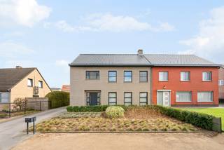 Rustig gelegen en toch vlot bereikbaar, vinden we deze energiezuinige (label A) instapklare gezinswoning terug. Deze eigendom dateert van 2006...