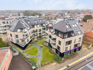 LAATSTE APPARTEMENT TE KOOP<br />Matexi bouwde een gloednieuwe woonbuurt in het centrum van Haacht. Het is een gezellige buurt met twee kleinschalige appartementsgebouwen langsheen een buurttuin. Zo heb jij alle ruimte om te genieten van het leven.<br /><br />De duurzaamheid van deze appartementen is een echte troef. Ze zijn bijna energie-neutraal en worden niet met gas verwarmd. Goed voor het milieu én jouw portemonnee!<br /><br />De locatie biedt je het beste van twee werelden: centraal wonen in het hart van Haacht op enkele stappen van De Markt en slechts 2 KM van Haacht-station, op een boogscheut van het drukkere leven in Leuven, Mechelen, Brussel of Antwerpen. De centrale ligging maakt het een aantrekkelijke plek om te vertoeven en je helemaal thuis te voelen.<br /><br />Er is nog 1 duplex beschikbaar met 2 slaapkamers. De oppervlakte is 104 m² met 19 m² terras en is beschikbaar bij akte. <br /><br />Dit is een kijkappartement, dus alles is afgewerkt, inclusief de schilderwerken!