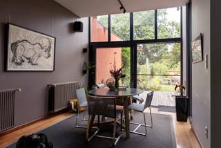 Op de Naamsevest, op de binnenring van Leuven, vind je dit ruime, karaktervolle herenhuis met tuin. Een grondige renovatie bracht authentieke en moderne elementen samen.<br />De centrale ligging (mobiscore 9,5) maakt dat supermarkt, winkels, openbaar vervoer, restaurants, ziekenhuis, dokter, dierenarts, … op wandelafstand zijn.<br />Via de voortuin wandel je het herenhuis binnen. De inkomhal geeft toegang tot de open leefruimte met living, geïnstalleerde keuken, eetruimte en -op de tussenverdieping- bureau. Een groot schuifraam geeft toegang tot de onderhoudsvriendelijke tuin met vijver: een oase van rust.<br />Op de 1e verdieping bevindt zich een grote slaapkamer, verbonden met de badkamer, dressing en apart toilet.<br />Op de 2e verdieping bevinden zich 2 ruime slaapkamers met elk een eigen douche. Eén van de twee kamers is een mansardekamer met nog een kleine zolderruimte. De andere slaapkamer is momenteel in gebruik als atelier.<br />In de ruime kelder bevinden zich de technieken en is er veel opbergruimte.<br />Optioneel is er verder op de Naamsevest een autostaanplaats/fietsenstalling in een overdekte garage te koop.<br />Ben jij op zoek naar een degelijk gerenoveerde karakterwoning op een gunstige locatie, met rustige tuin en 3 slaapkamers?<br />Kom dan zeker deze woning bezichtigen!<br />Dit kan tot 11/10/2026 om 18u na afspraak via 0473/69.40.27 of naamsevest56@gmail.com.<br />Je kan inzage krijgen in het volledige vastgoeddossier met de nodige attesten op aanvraag via naamsevest56@gmail.com<br />We verkopen deze woning onder “gesloten omslag”:<br />• het bod moet uitgebracht zijn op uiterlijk 11/10/2026 20u gebruik makend van het formulier dat u op aanvraag via naamsevest56@gmail.com toegestuurd zal worden<br />• de startprijs is de vermelde prijs van 930.000 EUR<br />• na de biedingsperiode worden de binnengekomen biedingen bekeken door de verkoper, die het beste bod selecteert en aanvaardt<br />• elke kandidaat-koper zal uiterlijk op de vervaldag van zijn/haar bod op de hoogte gebracht worden of zijn bod al dan niet aanvaard is