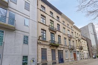 Ideal Investment - Classic Yield House in Quiet Neighbourhood Discover this unique offer! Situated just 500 metres from the North Station, this classic yield house offers a perfect combination of central location and quiet atmosphere. A beautiful park overlooks the property, adding to the relaxed living environment.
This property consists of six units: five comfortable apartments (ranging from 40 sqm to 104 sqm) and an unused space of 88 sqm. This unused space offers an excellent opportunity to increase your return. With a current rental income of no less than €3,455 per month, excluding indexation and future income from the vacant space, this is an excellent investment!
In addition, you will enjoy the benefits of nearby schools, childcare and shops, all within walking distance. This makes the location particularly attractive to both tenants and owners.
Don't miss this opportunity to invest in a property with great potential! Contact us soon for more information and a Saturday viewing. Your dream investment awaits you!