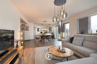 <p>Bent u op zoek naar een leuk appartement met 2 slaapkamers in Zwijnaarde? Dan hebben wij precies wat u zoekt!</p><p>Het appartement is gelegen in de Zandvoordestraat in Gent, een aangename en goed bereikbare buurt met een vlotte verbinding naar het stadscentrum. In de nabije omgeving vindt u tal van winkels, scholen, openbaar vervoer en alle nodige voorzieningen. Bovendien geniet u hier van een uitstekende bereikbaarheid dankzij de nabijheid van belangrijke invalswegen en het station Gent-Sint-Pieters. Dankzij deze gunstige ligging combineert het appartement het comfort van rustig wonen met de nabijheid van het bruisende stadsleven — ideaal voor wie praktisch en centraal wil wonen.</p><p><strong>Indeling:</strong><br />Bij binnenkomst betreedt u de ruime inkomhal, die toegang biedt tot de lichtrijke leefruimte met open keuken. Aansluitend aan de keuken bevindt zich een praktische berging. De inkomhal leidt verder naar twee ruime slaapkamers en een comfortabele badkamer.</p><p>Daarnaast is er een ondergrondse staanplaats die kan worden bijgekocht voor <strong>€25.000</strong>.</p><p><strong>Interesse?</strong><br />Contacteer ons gerust voor meer informatie of om een bezoek in te plannen.</p>