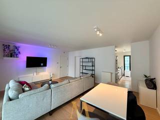 Dit modern afgewerkt appartement bevindt zich op een uitzonderlijke locatie langs het kanaal, vlak bij de prestigieuze Up-Site toren, het...