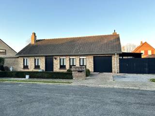 Charmante gelijkvloerse woning in een rustige, kindvriendelijke omgevingDeze alleenstaande gelijkvloerse woning bevindt zich op het einde van een...