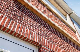 <p><span>In de </span><span>Mattheus Corvensstraat</span><span>, een rustige straat in een </span><span>bruisende wijk in Deurne</span><span>, vinden we deze </span><span>charmante woning</span><span> te koop. Het </span><span>groendomein Rivierenhof</span><span>, alsook tal van winkels, openbaar vervoer, scholen en invalswegen vind je in de nabije omgeving. </span></p><p><span> </span></p><p><span>Het huis heeft een </span><span>bewoonbare oppervlakte</span><span> van zo'n </span><span>131m² </span><span>, een </span><span>zeer mooie aangelegde tuin van ca. 70m²</span><span>, een </span><span>grote garage</span><span> en </span><span>2 ruime slaapkamers.</span></p><p><span> </span></p><p><span> </span></p><p><span>Indeling</span></p><p><span> </span></p><p><span>Kelder:</span></p><ul><li><span>Grote Kelder</span></li><li><span>Wasruimte</span></li><li><span>Berging</span></li><li><span>Kruipkelder</span></li></ul><p><span> </span></p><p><span> </span></p><p><span>Gelijkvloers:</span></p><ul><li><span>Oprit met parkeerplek </span></li><li><span>Inkomhal</span></li><li><span>Grote garage</span></li><li><span>Volwaardige slaapkamer</span></li><li><span>Volwaardige slaapkamer met apart toilet</span></li></ul><p><span> </span></p><p><span> </span></p><p><span>Eerste verdieping:</span></p><ul><li><span>Traphal</span></li><li><span>Lichtrijke leefruimte</span></li><li><span>Ruime eetruimte</span></li><li><span>Badkamer met toilet, lavabo en douchekamer</span></li><li><span>Geïnstalleerde keuken</span></li><li><span>Draaitrap naar de tuin</span></li></ul><p><span> </span></p><p><span> </span></p><p><span>Troeven:</span></p><ul><li><span>Rustige ligging in Deurne</span></li><li><span>Garage met sectionale poort op afstandsbediening</span></li><li><span>Mooie aangelegde tuin met hoogwaardige plantensoorten</span></li><li><span>Rolluiken zowel manueel als elektrisch</span></li><li><span>Nieuwe condenserende ketel</span></li></ul><p><span> </span></p><p><span> </span></p><p><span>Ben jij geïnteresseerd in dit huis te koop in Deurne, ben je op zoek naar ander vastgoed, een investering of wens je de waarde van jouw eigendom te kennen? Dan ben je bij BOLT Immo aan het juiste adres! Wij helpen jou graag verder.</span></p><p><span> </span></p>