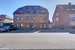 INSTAPKLAAR APPARTEMENT MET TWEE SLAAPKAMERS EN GARAGE NABIJ HET CENTRUM VAN LANAKENDit instapklare appartement vinden we terug aan de...