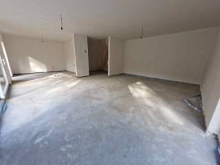 Immo3000 stelt met trots dit unieke nieuwbouwproject voor aan de Paardenveldstraat in het rustige en groene Winksele (Herent). Gelegen in een kindvriendelijke buurt en omgeven door parkgebied, combineert deze woonomgeving rust met een uitstekende bereikbaarheid. Op slechts enkele minuten bevindt u zich in het centrum van Leuven, bij het UZ Leuven of op de E314 richting Brussel.<br /><br />De woningen vormen een stijlvolle blikvanger dankzij hun strakke, moderne vormgeving en het speelse contrast tussen donkere en lichte gevelvlakken. <br />Binnenin staat wooncomfort centraal:<br />- Maximale lichtinval : Grote raampartijen zorgen voor een heldere lichtinval en een prachtig uitzicht op de groene omgeving.<br />- E-peil van max. 20 met 6 zonnepanelen (min. 400WP)<br />- Doordachte indeling: Praktisch ingedeelde ruimtes met extra opbergruimte dankzij een berging op zowel de gelijkvloerse als de eerste verdieping.<br />- Buitenleven: Elke woning beschikt over een mooi privéterras en heeft direct toegang tot de ruime, gemeenschappelijke parktuin.<br /><br />Spotlight op woning D.3<br />In deze buitengewone buurt staan de laatste twee bebouwingen te koop. Een van de beschikbare woningen is unit D.3, een halfopen bebouwing die nog naar keuze afgewerkt kan worden.<br />- Grondoppervlakte: 150 m²<br />- Indeling: 4 slaapkamers, 2 bergings, 1 badkamer, 2 aparte toiletten en een ruime leefruimte<br />- Buitenruimte: Privéterras met aansluitend een gedeelde tuinzone<br /> - Parkeergelegenheid: 2 binnenstaanplaatsen bij te kopen aan € 15.000 per stuk<br /><br />Prijsverdeling (incl. registratierechten, btw, 2 autostaanplaatsen en schatting notariskosten):<br />- grondaandeel € 146.839 + 12% registratierechten<br />- Infrastructuur € 35.352 + 21% btw<br />- Constructie € 352.809 + 21% btw<br />- Schatting notariskosten 4.000,00 €<br />- Schatting kosten basisakte en bouwtaks €1.500,00 <br />- Schatting opening tellers gas water en elektriciteit €4.200<br />Totaal = €643.834,49<br /><br />Benieuwd hoe deze woning perfect aansluit bij uw woonwensen? Neem vandaag nog contact op en plan uw bezoek!