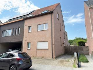 <p><span>RUIM, LUMINEUS EN GEZELLIG DUPLEX-APPARTEMENT 131M² MET 3 SLAAPKAMERS, GROOT WEST-GEORIËNTEERD TERRAS 20M² EN BUITEN-AUTOSTAANPLAATS</span></p><p><span>1ste en 2de verdieping - centrale ligging met vlotte bereikbaarheid via N16, A12 en N17</span></p><p><span> </span></p><p><span>1ste verdieping:</span><span> Inkomhal / ruime en lumineuze living met eetplaats (41m²) met toegang tot west-georiënteerd terras (20m²) / ingerichte keuken (12m²) / wc met handwas / berging met wasplaats (6m²).</span></p><p><span>2de verdieping:</span><span> Nachthal / wc / 3 slaapkamers (3,7 x 3,2m; 11m²; 8m²) / badkamer (7m²) met dubbele wastafel, ligbad en douche.</span></p><p><span>Stockage-zolder.</span></p><p><span> </span></p><p><span>Geen lasten.</span></p><p><span> </span></p><p><span>Appartement is bewoonbaar door maximaal 3 personen.</span></p>