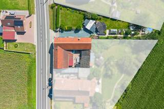 <p>Te koop in Pajottegem! <br />Bent u op zoek naar een ruime woning met authentiek karakter, waar rust, natuur en comfort samenkomen? <br />Dan is deze charmante eigendom precies wat u zoekt.</p>
De eigendom, gelegen langs een vlotte verbindingsweg en omgeven door uitgestrekte velden, biedt u een unieke combinatie van landelijke charme en praktische bereikbaarheid. Het perceel baadt in het groen en garandeert u een prachtig uitzicht over de omliggende akkers en weilanden.<br /><br /><strong>Praktische info: </strong><br />
<ul>
<li>4 slaapkamers</li>
<li>Ruime garage 62m2</li>
<li>Praktijkruimte (bijgebouw)</li>
</ul>
<p><strong>Troeven van deze woning:</strong></p>
<ul>
<li>
<p>Authentieke bouwstijl met karaktervolle gevel in baksteen en een klassiek zadeldak.</p>
</li>
<li>
<p>Ruime bewoonbare oppervlakte, ideaal voor een groot gezin of voor wie extra werk- of hobbyruimte wenst.</p>
</li>
<li>
<p>Mooie tuin, waar u volop kan genieten van rust en natuur.</p>
</li>
<li>
<p>Praktische ligging: rustig en landelijk, maar toch op korte afstand van winkels, scholen en invalswegen.</p>
</li>
<li>
<p>Tal van mogelijkheden om de woning volledig naar eigen smaak en noden in te richten.</p>
</li>
</ul>
<p>Of u nu op zoek bent naar een warme gezinswoning of een eigendom met mogelijkheden voor een zelfstandige activiteit of hobbyruimte – dit pand biedt u eindeloze kansen.</p>
<p>Laat u verrassen door de charme, de ruimte en het prachtige uitzicht dat deze woning u te bieden heeft.</p>