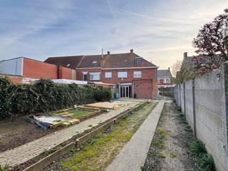 Degelijk gebouwde, te moderniseren HALFOPEN BEBOUWING met 3 à 4 SLAAPKAMERS, zonnige TUIN en 2 GARAGEBOXEN. Tot. grondopp. 486m². Deze gezinswoning met groot WOONVOLUME omvat: glvl: inkomhal, salon, eetplaats (houtkachel), keuken, met aanpalende berging/wasplaats, veranda, toilet. 1°V: 3 volwaardige slaapkamers, badkamer (lavabo, douche, toilet). Zolder: Mogelijkheid tot inrichten 4de slaapkamer.  Grote tuin om te genieten van de zon. Oprit + 2 garageboxen. Extra's: grotendeels dubbel glas in PVC, praktische indeling, centraal gelegen (nabij winkels, openbaar vervoer, scholen...). Maak van dit huis jouw thuis!