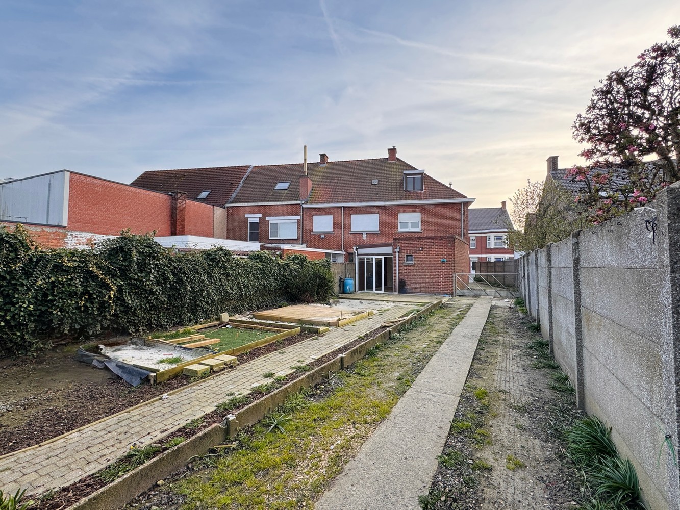 RUIME, TE MODERNISEREN HOB MET 3 à 4 SLPKS, TUIN EN 2 GARAGES! - foto 2