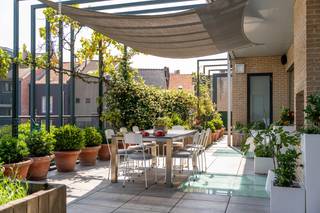 Ontdek dit uitzonderlijke en energiezuinige appartement in het hart van Tienen, op slechts een steenworp afstand van de Grote Markt. Met een verbazingwekkende woonoppervlakte van 432 m² biedt dit pand een unieke combinatie van comfort, ruimte en elegantie.<br />Het appartement beschikt over vier ruime slaapkamers, perfect voor een groot gezin of om gasten te ontvangen, 2 badkamers, een zeer grote living met volledig ingerichte leefkeuken met praktiche berging, een aparte bureelruimte (ideaal voor thuiswerken of studeren) en een veelzijdige TV - of hobbyruimte waar uw creativiteit alle ruimte krijgt.<br />Het zonnige, zuidgerichte terras, uitgerust met een zonneluifel en een buiten bbq, biedt de perfecte plek om te ontspannen en te genieten van lange zomerdagen en -avonden.<br />In de ondergrondse garage bevindt zich een zeer ruime garagebox waar u gemakkelijk 2 wagens veilig kan parkeren en nog extra bergruimte heeft voor bijvoorbeeld uw (elektrische) fiets(en). Deze kan optioneel aangekocht worden voor € 60.000.<br />Asbtveilig **** EPC 131 **** Elektriciteit conform **** Zonnepanelen 5,8 KiloWattpiek ***<br /><br />Bijkomende info (EPC, elektriciteitsattest, asbestattest ...) kan U hier downloaden ↓<br /><br />