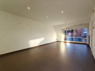 In Lokeren staat dit ruime en verzorgde duplexappartement te huur. Bij het betreden van het appartement komt u binnen via de inkomhal met toegang...