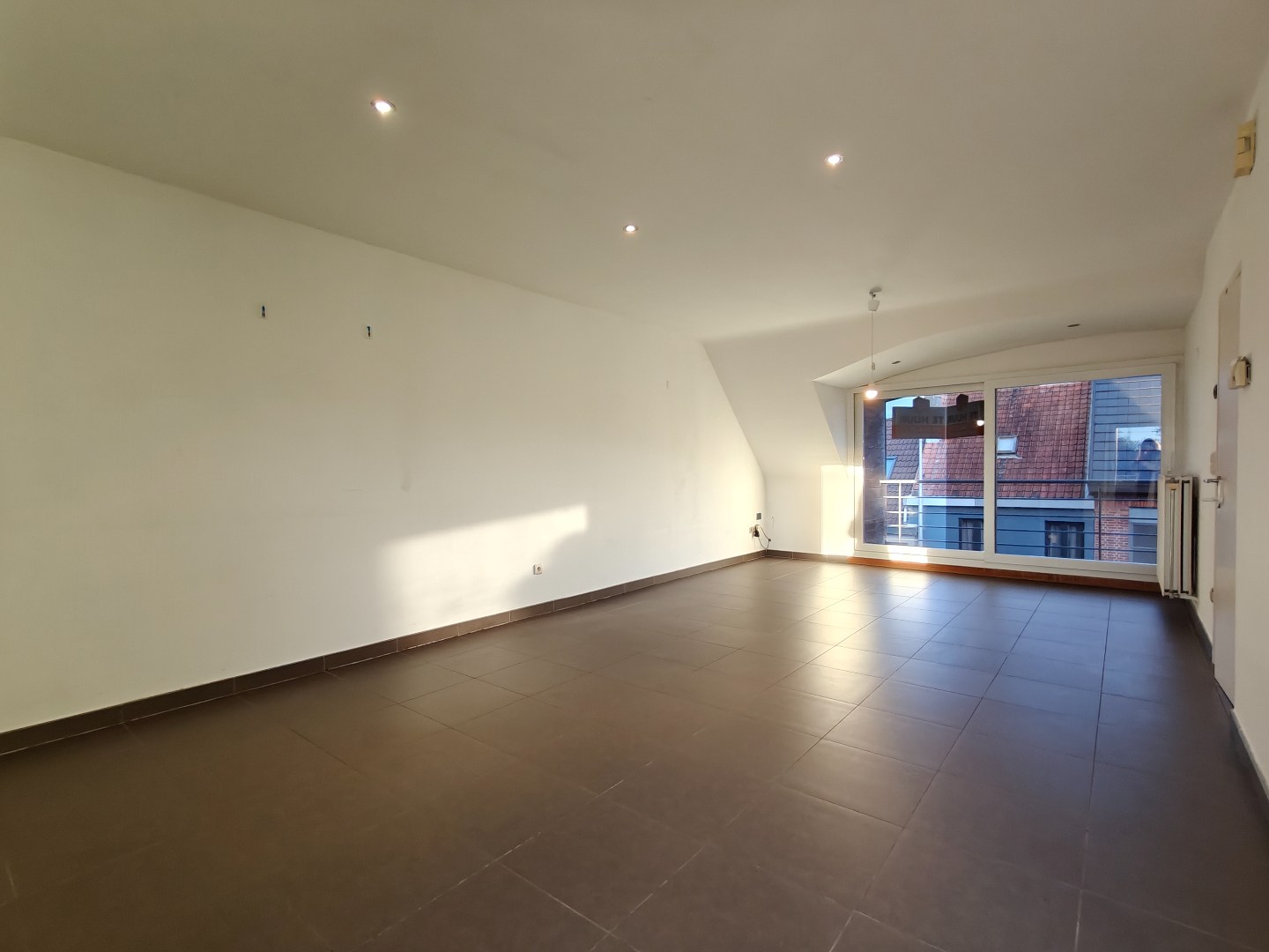 Ruim duplex appartement met terras en autostaanplaats te Lokeren - foto 2