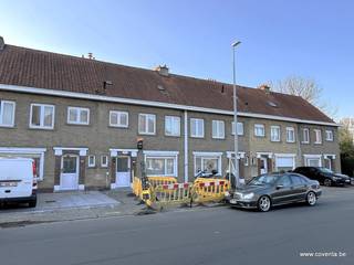 <u><strong>Instapklare woning met 3 slaapkamers en zonnige tuin te Rekkem.</strong></u><br /> <br />Deze woning bestaande uit: inkomhal met trap en toilet, lichtrijke woonkamer – salon met aansluitende ingerichte keuken met ontbijthoek, bureelruimte/wasplaats. Terras met tuinhuis en diepe tuin.<br /> <br />Op de verdieping: nachthal, badkamer met bad/douche, 2 slaapkamers, bureel met inbouwkasten en trap naar de zolderverdieping.<br /> <br />2de verdieping: ingerichte zolderkamer.<br /> <br />Oprit/parkeerplaats<br /> <br /><strong>Troeven?</strong><br /> <br /><strong>+ </strong>Instapklare woonst;<br /><strong>+</strong> Verwarming met warmtepomp;<br /><strong>+ </strong>Goede ligging nabij centrum;<br /><strong>+</strong> Diverse mogelijkheden;<br /><strong>+</strong> Elektriciteit conform. <br /><br />EPC 238 kWh/m² <br /><br />Benieuwd naar dit pand of een andere eigendom? www.coventa.be – 051 222 051