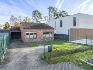 TE KOOP MET PRE-VIEW – enkel op afspraak<br /><br />Dit eigendom met tal van mogelijkheden is gelegen in een rustige woonwijk op een prachtig perceel nabij het centrum van Halle-Zoersel.<br /><br />Bij het binnenkomen wordt u verwelkomd in een ruime inkomhal met directe toegang tot het gastentoilet en de verschillende woonruimtes. Aan de linkerzijde bevindt zich de gezellige woonkamer. Deze sluit aan op de lichtrijke leef- en eetruimte, die uitkijkt op het grote oostgerichte terras met een prachtig zicht op de tuin. Aansluitend vindt u de volledig geïnstalleerde keuken, die in 2020 werd vernieuwd. Vanuit de leefruimte heeft u ook toegang tot de garage, waar zich een praktische bergzolder bevindt.<br /><br />De hal leidt naar twee slaapkamers en de badkamer. Vanuit de master bedroom heeft u toegang toch nog een extra polyvalente kamer die u naar eigen wens kan invullen (bureau, hobbyruimte, dressing, extra slaapkamer…). De badkamer is uitgerust met een dubbele wastafel, toilet en douche in bad combinatie.<br /><br />De woning beschikt over ruime parkeergelegenheid en het perceel is volledig omheind. In de tuin vindt u bovendien een praktische tuinberging.<br /><br />BIJZONDERHEDEN<br /><br />• Rustige, residentiële ligging<br />• Alles gelijkvloers<br />• Goed onderhouden<br />• Veel potentieel<br />• Oostgerichte tuin<br /><br />Voor meer informatie of een bezoek ter plaatse kan u contact opnemen met Kato via 03 227 58 58 of kato@reds.be.