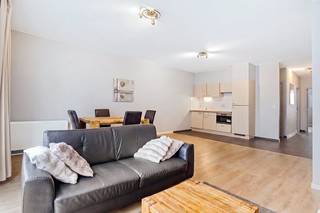 Te koop via ons pre-sale concept met éénmalige biedingsprocedure op 25/06: 2-slaapkamerappartement in een recent gebouw, gelegen aan de Emile Jacqmainlaan, vlakbij de Kruidtuinlaan.Het appartement bestaat uit een lichtrijke woonkamer, open keuken, twee ruime slaapkamers, een badkamer en een ruim balkon met Oostoriëntatie.Gelegen op een toplocatie vlak bij de winkelstraat, de Grote Markt en het Brusselse Noordstation.Troeven van dit appartement:- Centrale ligging met uitstekende bereikbaarheid met het openbaar vervoer- Ruim terras met Oostoriëntatie- Interessante investering dankzij sterke vraag bij expats- Individuele elektrische verwarming – EPC E+- Mogelijkheid tot aankoop 2 staanplaatsen/ 20.000 euro per stuk.Het appartement wordt verkocht via pre-sale.Bezoeken vinden plaats op donderdag 25/06 tussen 16u en 19u.Bij interesse kan een vast en onvoorwaardelijk bod worden uitgebracht uiterlijk op vrijdag 26/06 om 12u.