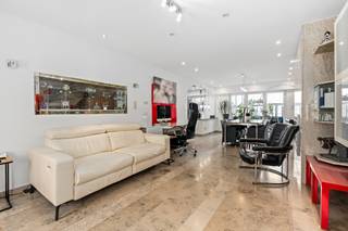 <p>Deze ruime woning in Temse combineert comfortabel wonen met een uitstekende bereikbaarheid nabij openbaar vervoer en belangrijke invalswegen. De woning is volledig instapklaar afgewerkt en beschikt over een gunstig EPC-label B, wat zorgt voor extra energiezuinigheid en wooncomfort. Binnen geniet u van royale leefruimtes, vier volwaardige slaapkamers en een praktische indeling voor het hele gezin. De gigantische zolder biedt bovendien nog heel wat mogelijkheden om extra kamers, een hobbyruimte of een bureau in te richten. Dankzij de garage, het terras en de verzorgde afwerking is dit een woning die meteen een warme thuisgevoel creëert.</p>
<p> </p>
<p>Belangrijkste ruimtes:<br />• Inkomhal (10 m²) met vlotte toegang tot de leefruimtes<br />• Ruime living (38 m²) met veel lichtinval<br />• Volledig ingebouwde keuken (17 m²)<br />• Berging (6 m²) met aansluiting voor wasmachine en droogkast<br />• Garage (18 m²) met automatische garagepoort<br />• Terras met aangename buitenruimte + dakterras<br />• Slaapkamer (18 m²)<br />• Slaapkamer op de zolder (37 m²) met tal van mogelijkheden<br />• Slaapkamer (18 m²)<br />• Slaapkamer (16 m²)<br />• Badkamer (13 m²) met ligbad, sauna, dubbele wastafel en toilet<br />• Extra Bergruimte op zolder (20 m²)</p>
<p>Troeven:<br />• Volledig instapklare woning met ruime indeling<br />• Energiezuinig wonen dankzij uitstekend EPC-label B<br />• Grote zolder met potentieel voor extra inrichting</p>
<p>Neem vandaag nog contact op met je ERA-makelaar voor een bezoek. JOUW DROOMHUIS. ZO GEVONDEN!</p>