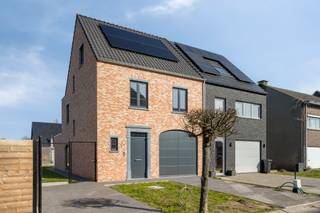 Te koop: moderne halfopen bebouwing in Blaasveld.
<p> </p>

<p>Deze prachtige nieuwbouw (bouwjaar 2025) is afgewerkt met hoogwaardige materialen en biedt een energiezuinige leefomgeving dankzij zonnepanelen, airco en een warmtepomp. Met vier slaapkamers en een ruime indeling is dit de ideale gezinswoning. De ligging combineert rust met vlotte bereikbaarheid.</p>

<p> </p>

<p>Belangrijkste ruimtes:<br />• Ruime woonkamer en eetkamer met veel lichtinval<br />• Moderne open keuken met inductiekookplaat, oven, microgolfoven, vaatwasser, koelkast en ingemaakte kasten<br />• Vier ruime slaapkamers met airco en vloerverwarming.<br />• Badkamer met inloopdouche, ligbad en dubbele wastafel in meubel<br />• Twee toiletten met handenwasser<br />• Berging met aansluitingen voor wasmachine en droogkast<br />• Garage met sectionale poort<br />• Terras en ruime tuin</p>

<p> </p>

<p>Troeven:<br />• Prachtige nieuwbouw met hoogwaardige materialen<br />• Zonnepanelen, airco en warmtepomp<br />• Veel ruimte voor comfortabel wonen</p>

<p> </p>

<p>Neem vandaag nog contact op met je ERA-makelaar voor een bezoek.</p>

<p> </p>

<p>JOUW DROOMHUIS. ZO GEVONDEN!</p>