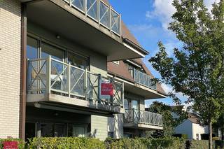 Volledig geschilderd.Inkomhal, living, afzonderlijke keuken, berging, toilet, 2 slaapkamers, badkamer en zonneterras. Terras met zonnescreen...