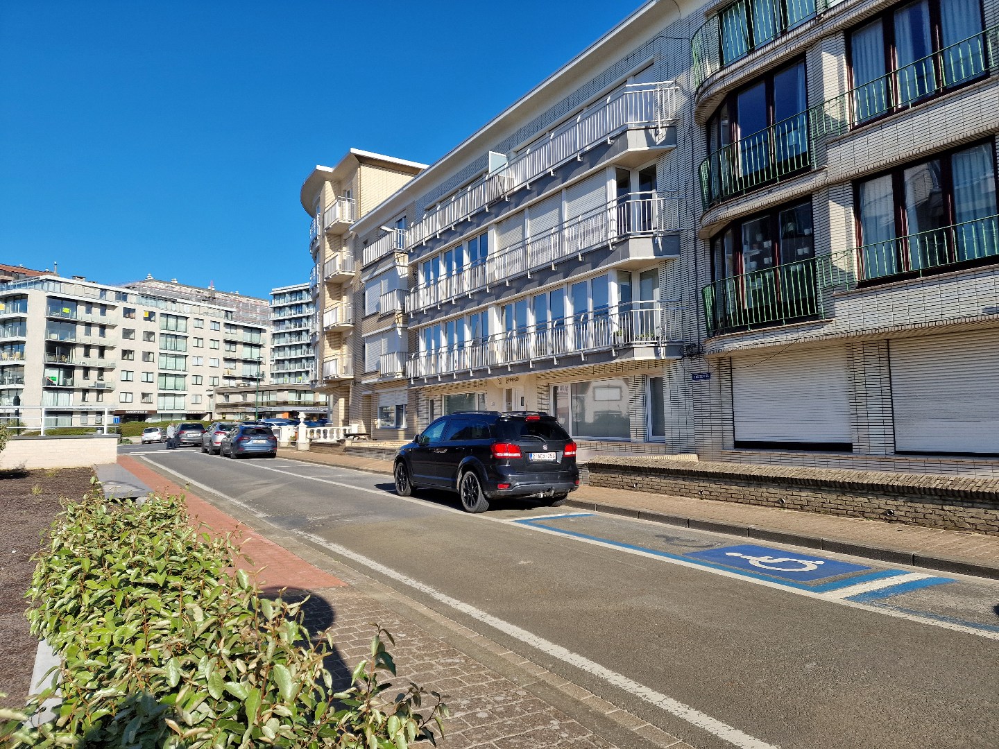 COMPLEET GERENOVEERD, LICHTRIJK TWEE SLAAPKAMER APPARTEMENT (ZUID-WEST GERICHT) OP 75 METER VAN HET STRAND TE DE PANNE - INCLUSIEF GROTE PRIVATIEVE KELDER - foto 1