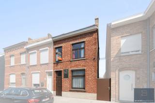 <p>De ligging is de ideale combinatie van een groene omgeving (de Assebroekse Meersen met z'n vele wandelpaden) en een vlotte verbinding met centrum Brugge, verbindingswegen naar E40 en E403.</p>
<p>De woning is ingedeeld in:<br />Gelijkvloers: Inkomhal, leefruimte met zithoek en eetplaats, keuken, badkamer en achterdeur naar tuin.<br />Eerste verdieping: 2 ruime slaapkamers waarvan 1 met doorgang naar zolderverdieping.<br />Tweede verdieping: bergzolder te bereiken via vaste trap. Mogelijkheid tot 3<sup>de</sup> slaapkamer.</p>
<p>Buiten: rechtstreekse toegang naar de straat, terras, achtertuin en verschillende aanbouwen.</p>
<p>Van deze te moderniseren woning op centrale locatie uw nieuwe thuis maken?</p>
<p>Contacteer Bonne Vastgoed 7 op 7 voor meer info op 0468/10.40.40 of info@bonnevastgoed.be</p>