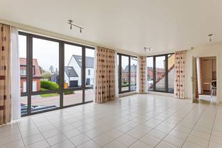 Dit gunstig gelegen op te frissen appartement bevindt zich in een kleinschalig gebouw, op wandelafstand van een lagere school en vlot bereikbaar met openbaar vervoer.<br />Via de inkomhal bereikt men de nachthal die toegang biedt tot de verschillende ruimtes.<br /><br />De leefruimte geniet van veel natuurlijk daglicht door de grote raampartijen. Via de leefruimte bereikt men de keuken welke is uitgerust met de nodige toestellen. <br />Zowel via de leefruimte als de keuken bereikt men het zuidgericht terras (6m²). <br /><br />Verder beschikt dit appartement over 2 ruime slaapkamers (13m² /14,5m²) en een badkamer. De badkamer is uitgerust met een bad met douchefunctie, douche en een dubbele wastafel in een badkamermeubel. Eén van de slaapkamers (13m²) geeft toegang tot het tweede zeer ruim terras (18m²). <br /><br />De twee bergruimtes (5m²/15m²) zorgen voor extra opslagruimtes, waarvan één voorzien is van aansluiting voor wasmachine en droogkast. <br /><br />Tot slot is er een garagebox met staanplaats verplicht aan te kopen voor €20.000.<br /><br />Pluspunten:<br />+ Gunstige en centrale ligging<br />+ 2 slaapkamers<br />+ 2 terrassen<br />+ 2 bergruimtes<br />+ EK conform<br />+ Lage gemeenschappelijke kosten<br />+ Garagebox met staanplaats (€20.000) <br /><br />Interesse in dit leuk op te frissen appartement? Contacteer VB Vastgoed via 03 337 50 70 of info@vbvastgoed.be.