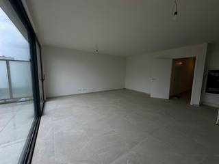 Energiezuinig nieuwbouwappartement met drie slaapkamers, ondergrondse berging en staanplaats te huur. <br /><br />BEZOEKMOMENT 07 NOVEMBER 10u30 - 12u30. Inschrijven via www.opt-immo.be<br /><br />De inkomhal geeft rechtstreeks toegang tot de leefruimte met open keuken. De keuken is voorzien van alle nodige toestellen. Naast de open keuken bevindt zich een ruime berging waar alle voorzieningen voorhanden zijn en er aansluiting is voor een wasmachine en droogkast. Verder heeft dit appartement drie slaapkamers, een afzonderlijk toilet en een ruime badkamer met dubbele lavabo en inloopdouche. Er is tevens een terras aanwezig. <br /><br />Inbegrepen zit een ondergrondse berging en een autostaanplaats. De residentie biedt ook een afgesloten fietsenberging en een lokaal voor afvalbeheer. <br /><br />Het appartement wordt verwarmd middels een warmtepomp en beschikt over privatieve zonnepanelen, waardoor het appartement energiezuinig is. <br /><br />Syndic: 60 euro per maand<br />Beschikbaar: 01/01/2027