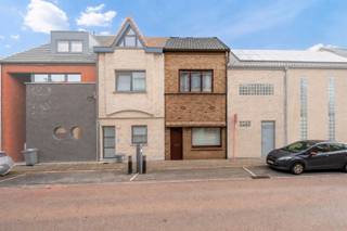 Deze verzorgde woning geniet van een uitstekende ligging nabij het station van Sint-Niklaas, diverse supermarkten en het stadscentrum. Ook de populaire fietsroute richting Nederland bevindt zich vlakbij. De woning beschikt over 3 slaapkamers, een inpandige garage achteraan en een ruim dakterras waar u in alle rust kunt genieten. Dankzij de goede staat van onderhoud en het EPC-label C is deze woning volledig instapklaar. Een ideale opportuniteit voor wie comfortabel wil wonen op een centrale en vlot bereikbare locatie.