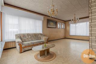 <strong>LEDE - Solide renovatiewoning met atelier | magazijn van ca. 200m². </strong><br /><br />Deze verzorgde woning, type halfopen, treft u op centrumlocatie met op wandel- en fietsafstand van het centrum, station Lede (200m.), scholen en winkels. Directe ontsluiting naar alle invalswegen in combinatie met zijn landelijke omgeving maken het hier aangenaam wonen. <br /><br />Dit is de eigendom bij uitstek voor degenen die nood heeft aan een solide renovatiewoning met potentieel, alsook een polyvalente ruimte die ingericht kan worden naar eigen noden. De woning werd op het gelijkvloers voorzien van een riante inkomhal met vestiaire, lichtrijke woonkamer, gezellige eetkamer, keuken met aansluitende wasplaats/koele berging. Het verdiep geniet van een ruime overloop, drie volwaardige slaapkamers en badkamer. De zolder kan mogelijks ingericht worden naar extra kamers, hobbyruimte,… Overigens beschikt deze eigendom nog over een onderhoudsvriendelijk terras die volledig afgesloten werd, voor de nodige veiligheid en privacy. <br /><br />Deze eigendom onderscheidt zich door het achterliggend magazijn| aterlier van ca. 200m², uitgerust met een inpandige garage, open ruimte van ca. 180m² met directe ontsluiting naar straat. Een zeldzaam gegeven om te vinden… Dit pand heeft nood aan een grondige renovatie, doch gelet zijn uitzonderlijk kader is dit prijs/kwaliteit een absolute TOPPER! <br /><br />info en bezoek: 053/60.65.60.<br />De vermelde prijs is een richtprijs. Na ontvangst van de biedingen zal de verkoper beslissen of hij/zij de eigendom verkoopt aan het beste bod. De richtprijs is aldus niet bindend voor de verkoper. Voor meer info kunt u ons contacteren of het reglement raadplegen op onze website.