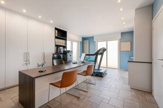 Gelegen aan de Steenweg op Deinze 180 in Lotenhulle bevindt deze alleenstaande woning zich op een uiterst vlot bereikbare locatie, dichtbij...