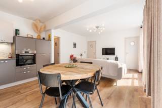 <strong>De Panne: Instapklaar 1(2)-slaapkamerappartement op toplocatie!</strong><br /><br />Bent u op zoek naar een instapklaar appartement op een absolute toplocatie? Dit modern ingerichte appartement bevindt zich op de eerste verdieping van Residentie Centre Leopold, midden in het centrum van De Panne en op slechts enkele stappen van de Zeedijk, het strand, winkels en restaurants. Dankzij de slimme indeling en verzorgde afwerking is dit appartement ideaal als vaste woonst, tweede verblijf of investering aan zee.<br /><br /><strong>Indeling: </strong><br />inkomhal, ruime berging/wasruimte, moderne badkamer met inloopdouche en toilet, lichtrijke woonkamer met volledig ingerichte open keuken, eet- en zithoek, een eerste slaapkamer en een afgesloten tweede slaapruimte, ideaal als kinderkamer, logeerkamer of extra slaaphoek.<br /><br /><strong>Troeven:</strong>
<ul><li>Instapklaar en modern afgewerkt.</li><li>Energiezuinig dankzij een gunstige EPC-score B.</li><li>Uitstekende ligging in het centrum van De Panne, op wandelafstand van de Zeedijk en het strand.</li><li>Perfect als tweede verblijf, investering of eigen woonst.</li></ul>
<br /><strong>Interesse? Contacteer Frederick vandaag nog voor meer informatie of een bezoek via 058 22 41 70.</strong>