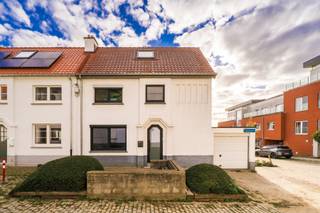 <p>Lichtrijke stadswoning in hartje Leuven met terras en garage</p>
<p>Op zoek naar rustig wonen in het bruisende Leuven? Deze charmante, lichtrijke woning ligt in een rustige buurt aan de rand van de ring, zonder doorgaand verkeer, en geniet van een uitstekende bereikbaarheid met openbaar vervoer, autostrade en belangrijke invalswegen.</p>
<p>De woning omvat een inkomhal met vestiaire en gastentoilet, een badkamer, een open leefruimte met eetplaats en keuken, en een praktische wasberging. Aansluitend bevindt zich een gezellig stadsterras en een afzonderlijke garage.</p>
<p>Op de eerste verdieping zijn er twee slaapkamers en een apart toilet. De volledig afgewerkte zolderverdieping biedt bovendien een ruime, luxueuze slaapkamer onder het dak.</p>
<p>Een unieke combinatie van rust, licht, comfort en een toplocatie in hartje Leuven!</p>
<p>Kortom: een topper dat je niet wilt missen. Vraag snel een bezoek aan: admin@immodrome.be of bel 016/234723</p>