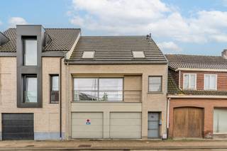 <p><strong>Recent en energiezuinig duplex appartement met ruim terras en garage – geen gemeenschappelijke kosten</strong></p>
<p>Op zoek naar comfortabel en energiezuinig wonen? Dit recent duplex appartement combineert ruimte, comfort en een uitstekende energieprestatie. Het appartement beschikt over een lichtrijke leefruimte, een volledig ingerichte keuken, twee ruime slaapkamers en een aparte dressing die voor extra bergruimte zorgt.</p>
<p>Het grote terras vormt een aangename verlenging van de leefruimte en biedt voldoende ruimte om buiten te ontspannen. Daarnaast beschikt het appartement over een inpandige garage, wat zorgt voor extra comfort en veilige parkeergelegenheid.</p>
<p>Dankzij de recente bouw en de energiezuinige voorzieningen geniet u bovendien van een laag energieverbruik en een aangenaam wooncomfort het hele jaar door. <strong>Een extra troef is dat er geen gemeenschappelijke kosten zijn, wat de maandelijkse woonkosten aanzienlijk beperkt.</strong></p>
<p>Een verzorgd appartement met alle troeven voor wie ruim, comfortabel én energiezuinig wil wonen.</p>