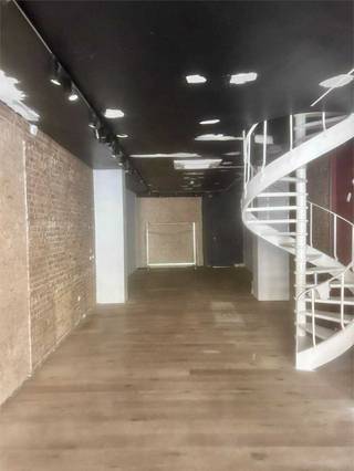 Gelegen in één van de meest bruisende winkelstraten van Antwerpen, biedt dit commercieel gelijkvloers een uitzonderlijke kans voor retailers die op zoek zijn naar visibiliteit en passage. Pal naast Levi’s en omringd door tal van andere sterke merken.<br />Oppervlakte:<br />• Gelijkvloers: ca. 76 m².<br />• Eerste verdieping: bruikbaar als sociale ruimte, stock, sanitair of vergaderruimte.<br /> Huurprijs:<br />• € 6.000/maand. <br />• Onroerende voorheffing ten laste van de huurder.<br />• Het pand is onmiddellijk beschikbaar – momenteel leeg.<br />• Grote raampartij voor uitstekende etalagemogelijkheden.<br />Meer info of bezichtiging?<br />Contacteer info@immodelestre.be of 054 33 62 52. <br />Grijp deze kans op een zicht locatie met hoge commerciële waarde in het hart van de stad!<br />