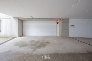 Ruime, gesloten garagebox te huur op verdieping - 1 in het centraal gelegen nieuwbouwcomplex Parking 2 aan het cultureel centrum Ysara te Nieuwpoort-Bad.<br /><br />Afmetingen: 3m (breedte) op 6m (diepte).