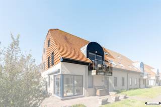 <p>Dans la Koerslaan à Bredene, vous trouverez ce duplex prêt à l'emploi en parfait état, situé à seulement 800 mètres de la plage. Grâce à sa situation et à son confort, cet appartement est idéal comme résidence secondaire, mais aussi comme résidence permanente.</p><p>Vous accédez au premier étage par l'ascenseur. Vous entrez dans le hall d'entrée avec les toilettes pour invités, puis vous pénétrez dans l'espace de vie lumineux. Il s'agit d'un appartement d'angle avec une orientation sud-est, ce qui garantit beaucoup de lumière naturelle. Le salon et la salle à manger spacieux sont reliés au balcon et à la cuisine ouverte, qui est entièrement équipée de tous les conforts.</p><p>En passant par le couloir, vous empruntez l'escalier qui mène à l'étage en duplex. Vous y trouverez deux chambres spacieuses et une salle de bains avec douche, lavabo et toilettes.</p><p>Le garage souterrain est très pratique. Vous disposez également d'un local de rangement privé et d'un local à vélos commun.</p><p>Avec un label EPC D, vous vivrez ici de manière efficace et confortable sur le plan énergétique.</p><p><strong>Atouts clés :</strong></p><ul><li>La plage est accessible à pied (800 m)</li><li>Prêt à emménager et bien entretenu</li><li>Appartement d'angle lumineux avec balcon</li><li>Garage, salle de stockage et abri à vélos inclus</li></ul><p> </p><p>Une opportunité idéale pour ceux qui veulent profiter d'une vie sans soucis sur la côte. N'hésitez pas à nous contacter pour plus d'informations ou pour une visite.</p>