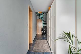 Deze ruime en goed onderhouden duplex gelegen aan de Karel Soetelaan 52 te Borsbeek biedt een ideale oplossing voor wie samen wil wonen met behoud van privacy, zoals ouders, kinderen of een zorgsituatie. De woning combineert functionaliteit met comfortabele leefruimtes en een aangename buitenomgeving.<br /><br />Op het gelijkvloers bevindt zich een praktische inkom die toegang geeft tot de garage met automatische sectionaalpoort en aansluiting voor wasmachine. Verder is er een slaapkamer met rechtstreekse toegang tot de tuin, nog een slaapkamer, een badkamer met douche, een apart toilet en een hal. Deze verdieping leent zich perfect als zelfstandige woonunit of hobbyruimte.<br /><br />De eerste verdieping verwelkomt je in een gezellige leefruimte, aansluitend aan een volledig ingerichte keuken met alle hedendaagse comfort. Verder is er een tweede comfortabele slaapkamer, een ruime badkamer met bad en douche, een apart toilet en een aangenaam terras waar het heerlijk vertoeven is.<br /><br />Buiten is er een onderhoudsvriendelijke tuin van 81 m², perfect voor ontspanning of een gezellige zomeravond. Dankzij de gunstige ligging nabij scholen, winkels en openbaar vervoer (bus en tram) geniet deze woning van een uitstekende bereikbaarheid en alle dagelijkse voorzieningen binnen handbereik.<br /><br />pluspunten:<br />- EPC A, zonnepanelen, warmtepomp en conforme elektriciteit.<br />- Grote garage met oprit en automatische poort. <br />- Een aangename tuin van 81 m² en een terras<br />- Volledig uitgeruste keuken / 2 badkamers<br />- Praktische indeling met veel leefcomfort<br />- Gunstige ligging nabij scholen, winkels en openbaar vervoer (bus en tram)<br />- Vlotte bereikbaarheid en alle voorzieningen in de buurt<br /><br />Heeft u interesse in dit eigendom en wenst u een bezoek ter plaatse in te plannen? Aarzel niet ons te contacteren. Wij zijn bereikbaar via het nummer 03 337 50 70 of info@vbvastgoed.be.