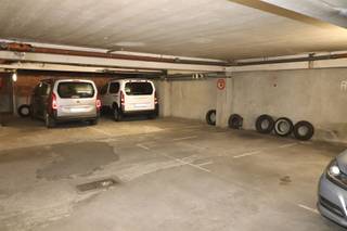 <p><span>À deux pas de la gare centrale et de l'Astridplein, entre Keyserlei et De Coninckplein, se trouve la célèbre Van Arteveldestraat. </span></p><p><span>C'est là que nous proposons à la vente cet emplacement de parking pratique. Tout à fait à gauche dans la rangée, sans poteau ni plate-bande à côté, donc facile à manœuvrer. <br />Accès par portail automatique. </span></p><p><span>Une opportunité de valeur, à la fois pour un usage personnel et pour un potentiel de location. </span></p><p><span>Intéressé ? Contactez Sinjoor Estate Agents City pour une visite.</span></p>