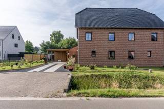 <p><span>Zeer ruime villa in half open bebouwing, op  een zuidgericht perceel van 585m², gelegen in een rustige doodlopende straat te Mol-Rauw.  </span></p><p><span>VERKOOP ONDER REGISTRATIESTELSEL (2% mogelijk).</span></p><p><span>De woning is luxueus afgewerkt en beschikt over alle comfort, en een laag E-peil 18. Ook de tuin is mooi aangelegd.</span></p><p><span>Indeling beneden:  inkom, toilet, ruime living, open kantoor- of speelruimte, een mooie luxe-keuken, voorzien van alle moderne toestellen zoals combi-oven, vaatwasser, inductievuur, </span></p><p><span>Verder nog een berging en een aparte technische ruimte met D-systeem verluchting met warmterecuperatie, geothermische warmtepomp en de omvormer van de zonnepanelen. <br />Op de eerste verdieping: 3 ruime slaapkamers, toilet en badkamer met ligbad, douche en dubbele lavabo. <br />Via de vaste trap kan je naar de 2</span><span><sup>de</sup></span><span> verdieping, waar je later op zolder extra kamer(s) kan maken. Overal  is vloerverwarming en vloerkoeling voorzien.</span></p><p><span>Tevens is de oprit en het terras aangelegd, evenals de carport, tuinhuis, en tuin met omheining.</span></p><p><span> </span></p><p><span>Bel  0475 81 18 15 voor een afspraak. Alle info ook op www.vanheesimmo.be</span></p>
