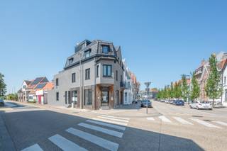 Gerenoveerd hoekpand te Duinbergen, op de hoek van de Knokkestraat en de Duinbergenlaan, vlakbij het station. Bestaande uit een handelsruimte (kantoor) met een aparte studio. die ook als aparte vergaderruimte kan dienen.