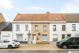 Op zoek naar een woning te koop in Rekkem? Deze instapklare woning in de Dronckaertstraat 130 beschikt over drie slaapkamers, zonnepanelen en een zonnige tuin met terras en eigen parkeerplaats.<br /><br /><u>Op het gelijkvloers</u> bevinden zich de inkomhal, een vernieuwde badkamer, een apart toilet en een praktische berging. De gezellige woonkamer met salon sluit aan op de keuken met ontbijthoek en de veranda. Buiten geniet u van een zonnige tuin met terras en een uitweg met parkeerplaats.<br /><br /><u>De eerste verdieping</u> telt een nachthal en twee slaapkamers.<br /><br />Via een vaste trap bereikt u <u>de tweede verdieping</u>, waar zich een derde slaapkamer en zolderruimte bevinden.<br /><br /><u>De troeven op een ri</u>j:<br /><br />+ Instapklare woning met drie slaapkamers<br />+ Vernieuwde badkamer<br />+ Zonnepanelen<br />+ Centrale verwarming op gas<br />+ Zonnige tuin met terras<br />+ Uitweg met eigen parkeerplaats<br /><br />Interesse? Maak een afspraak en ontdek wat deze woning te bieden heeft!