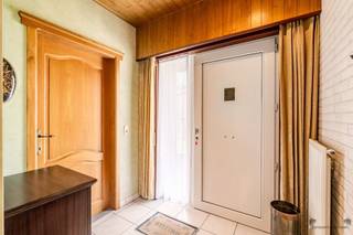<p><span>Deze verzorgde verrassend ruime woning in Schriek combineert comfortabel gelijkvloers wonen met een uitzonderlijke hoeveelheid ruimte. De woning beschikt over 2 grote slaapkamers, een royale zolder, een inpandige garage en een afzonderlijke werkruimte met eigen zolder.</span></p><p><span>De ruime en lichtrijke leefruimte omvat een gezellige zit- en eetplaats. Grote raampartijen zorgen voor een aangename natuurlijke lichtinval, terwijl de gashaard bijdraagt aan de warme en huiselijke sfeer.</span></p><p><span>Aansluitend bevindt zich de royale keuken, voorzien van veel kastruimte en werkoppervlak. Een extra pluspunt is dat de keukentoestellen recent werden vernieuwd, waardoor de keuken meteen praktisch inzetbaar is.</span></p><p><span>De woning telt twee volwaardige, ruime slaapkamers, waarvan één voorzien is van twee volledige wanden met ingemaakte kasten. Een bijzonder praktische troef die zorgt voor een zee aan opbergruimte. De ruime badkamer is uitgerust met zowel een ligbad als een afzonderlijke douche.</span></p><p><span>Een absolute meerwaarde is de grote zolderverdieping. Momenteel biedt deze heel wat bergruimte, maar dankzij de royale oppervlakte zijn er ook interessante mogelijkheden om hier bijvoorbeeld een extra slaapkamer, hobbyruimte of andere woonruimte te creëren, mits de nodige aanpassingen en eventuele vergunningen.</span></p><p><span>Ook wie op zoek is naar garage-, hobby- of werkruimte komt hier ruimschoots aan zijn trekken. De woning beschikt over een garage met sectionaalpoort die rechtstreeks aansluit op het huis. Daarnaast is er een afzonderlijke werkruimte met eigen garagepoort én een eigen zolderverdieping. Ideaal als atelier, hobbyruimte of voor wie behoefte heeft aan bijkomende opslagruimte.</span></p><p><span>Buiten beschikt de eigendom over een ruime verharde zone met parkeermogelijkheid voor meerdere wagens. Het overdekte terras vormt een aangename plek om beschut van de tuin te genieten. Verder is er een tuinhuis aanwezig en zorgen de hagen voor de nodige privacy.</span></p><p><span>Ook technisch heeft deze woning enkele mooie troeven. In 2024 werd een nieuwe condenserende verwarmingsketel geplaatst. Daarnaast beschikt de woning over een conforme elektrische installatie en een EPC-score van 272 kWh/m²jaar (label C).</span></p><h3><span>Troeven</span></h3><ul><li><span>2 grote, volwaardige slaapkamers</span></li><li><span>Ruime en lichtrijke leefruimte</span></li><li><span>Royale keuken met recent vernieuwde toestellen</span></li><li><span>Ruime badkamer met ligbad en afzonderlijke douche</span></li><li><span>Grote zolderverdieping met mogelijkheden voor extra kamer</span></li><li><span>Garage aan de woning met sectionaalpoort</span></li><li><span>Aparte werkruimte met eigen garagepoort</span></li><li><span>Overdekt terras</span></li><li><span>Tuinhuis</span></li><li><span>Ruime parkeermogelijkheden op eigen terrein</span></li><li><span>Nieuwe condenserende verwarmingsketel geplaatst in 2024</span></li><li><span>EPC 272 kWh/m²jaar label C</span></li><li><span>Elektrische installatie conform</span></li></ul><p><span>Een bijzonder veelzijdige eigendom met veel ruimte binnen én buiten, ideaal voor wie comfortabel wil wonen en tegelijk nood heeft aan extra plaats voor hobby, werk, opslag of toekomstige uitbreiding.</span></p>