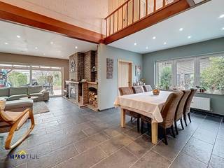 Deze halfopen bebouwing beschikt op het gelijkvloers over een ruime inkomhal met gastentoilet en vestiaire. Aansluitend bevindt zich de...