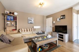 Dit instapklare appartement bevindt zich op de derde verdieping van een moderne residentie nabij de Grote Markt en biedt een inkomhal, gastentoilet, lichte woonkamer met open praktische keuken waarbij het schuif- en veluxraam extra veel natuurlijk licht binnenlaten. De keuken is praktisch ingericht, en er is een berging met aansluitingen voor wasmachine en droogkast. De ruime slaapkamer heeft een eigen balkon en een schuifraam van vloer tot plafond, wat ook deze ruimte extra licht maakt. De onderhoudsvriendelijke badkamer heeft een ligbad en wastafel. Daarenboven sluit er zowel een comfortabel balkon aan aan de leefruimte, als aan de slaapkamer. Het appartement biedt een gezellige sfeer, is per direct instapklaar en is strategisch gelegen dichtbij de Grote Markt, haven en openbaar vervoer. Verkoop op erfpacht. Plan snel een bezichtiging!<br /><br />Verwarming: Gasverwarming | EPC: 92 kWh/m² ~ UC: 0003619833-RES-1 ~ label A | Oppervlakte: +/- 62 m² (totale indicatieve oppervlakte op basis van EPC-attest) | Overstromingsgevoeligheid: P-Score: D (A0796/00G008), G-score: A (ID3805290) | Stedenbouwkundige inlichtingen: Woongebied, Vergund, Geen gerechtelijke of maatschappelijke maatregelen opgelegd, Geen wettelijk voorkooprecht| Wel conventioneel voorkooprecht, Geen verkavelingsvergunning