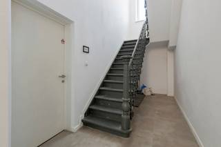 Dit prachtig gerenoveerde appartement bevindt zich in een authentiek herenhuis in het hart van Tienen. Met een bewoonbare oppervlakte van maar liefst 134 m² biedt deze woonst een ideale combinatie van karakter en hedendaags comfort.<br /><br />Het appartement beschikt over een ruime en lichtrijke leefruimte, waar hoge plafonds en charmante elementen zorgen voor een unieke sfeer. De volledig vernieuwde keuken is praktisch ingericht en voorzien van alle nodige toestellen, ook is er nog een keukeneiland geplaatst. Verder zijn er twee volwaardige slaapkamers, perfect geschikt als master bedroom, kinderkamer of thuiskantoor. De moderne badkamer is stijlvol afgewerkt en voorzien van kwalitatieve materialen.<br /><br />Dankzij de grondige renovatie geniet u van een geheel met een gunstige EPC-score C. Gelegen op een toplocatie, vlakbij winkels, horeca en openbaar vervoer, combineert deze eigendom rust, ruimte en bereikbaarheid. Tenslotte is er nog een zeer grote tuin waar het werkelijk heerlijk vertoeven is. Kortom, een ideale woonst voor wie comfortabel wil wonen in een karaktervolle setting, midden in de stad.<br /><br />Contacteer Ben voor meer informatie of een bezoek ter plaatse via ben@sophimo.be of op 0468 58 04 09 !
